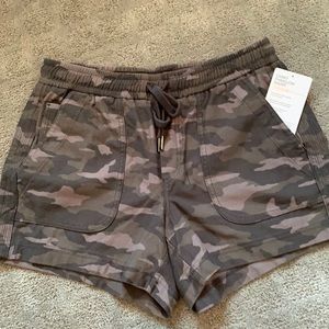Athleta Camo Farallon short - Size 6